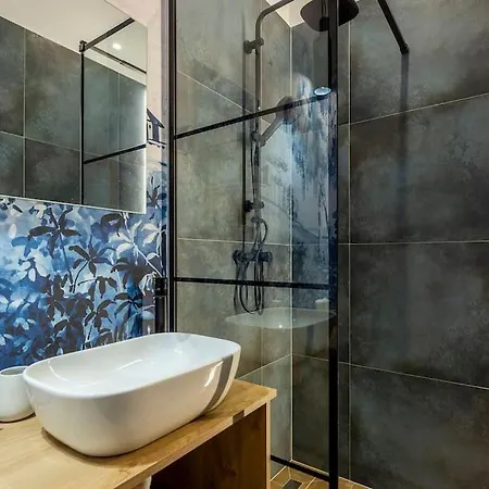 Downtown Comfort One *